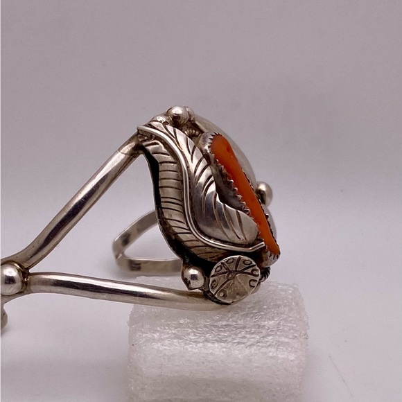 Vintage Navajo Signed T. THOMAS Sterling Silver Coral Cuff Bracelet - Picture 4 of 5